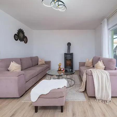 Holiday home 4 Bedroom Gorgeous In Pula