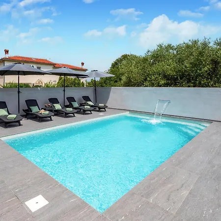 4 Bedroom Gorgeous In Holiday home *