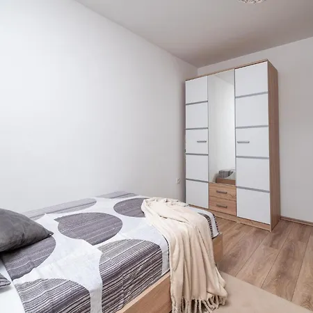 4 Bedroom Gorgeous In Pula