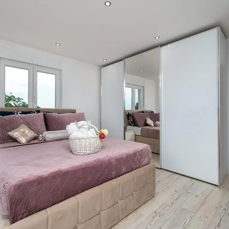4 Bedroom Gorgeous In Holiday home Pula
