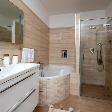4 Bedroom Gorgeous In Holiday home Pula
