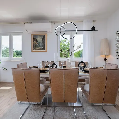 4 Bedroom Gorgeous In Holiday home Pula