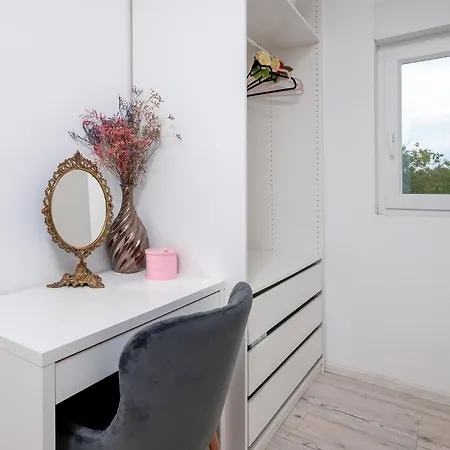 4 Bedroom Gorgeous In Holiday home *