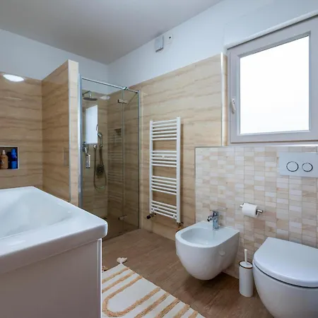 4 Bedroom Gorgeous In Holiday home *