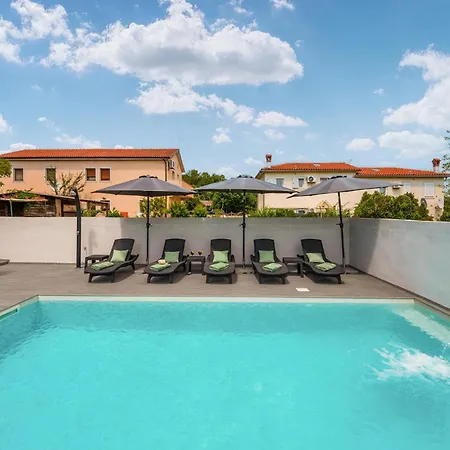 4 Bedroom Gorgeous In Holiday home