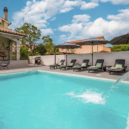 4 Bedroom Gorgeous In Holiday home Pula
