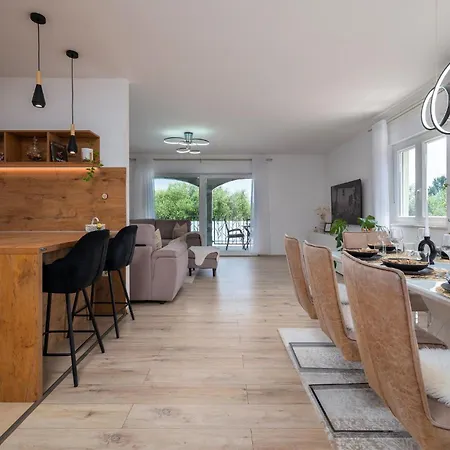 Holiday home 4 Bedroom Gorgeous In Pula