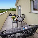 4 Bedroom Gorgeous In * بولا