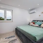 4 Bedroom Gorgeous In * بولا