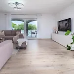 4 Bedroom Gorgeous In بولا