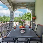 بيت للعطل 4 Bedroom Gorgeous In بولا
